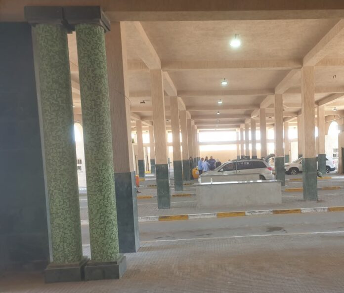 مركز جمرك رأس اجدير: استئناف حركة عبور المسافرين بعد عودة منظومة الجوازات للعمل