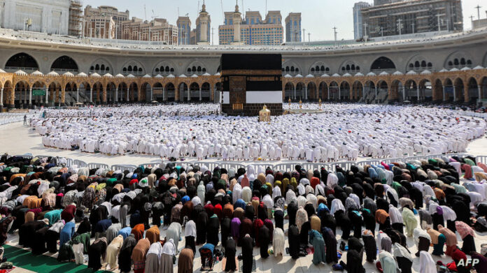 السعودية تستقبل 820 ألف حاج وغرامات تصل إلى 100 ألف ريال للمخالفين