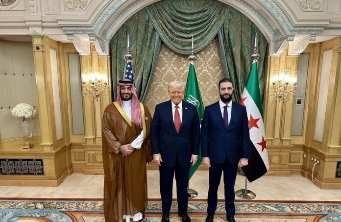 تحوّل تاريخي في العلاقات الأمريكية السورية.. ترامب يفكّ الحصار عن دمشق ويلتقي الشرع في الرياض