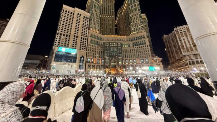 السعودية تُحدث نقلة نوعية بموسم الحج.. ساعات ذكية ومشروع رائد للترجمة بـ34 لغة