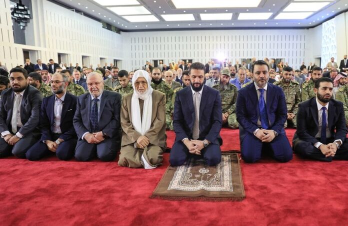 في مشهد جامع.. رؤساء وزعماء عرب يؤدون صلاة العيد ويؤكدون على قيم التآخي والوحدة