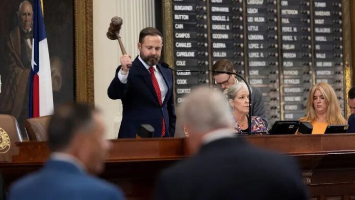 نواب ديمقراطيون يغادرون تكساس.. وحاكم الولاية يصدر أوامر باعتقالهم