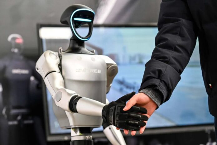 وسيم وذكي ويمثل الأوبرا.. أول «روبوت بشري» يدرس الدكتوراه في الصين!