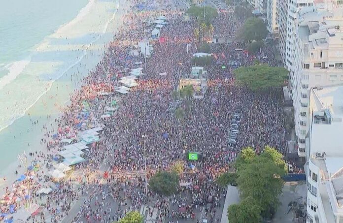 «بولسونارو» يواجه الشارع مجدداً.. عشرات الآلاف يتظاهرون في مدن البرازيل الكبرى