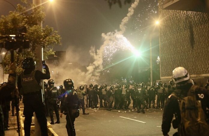 البيرو.. تصاعد الاحتجاجات ضد الرئيس الجديد وإعلان حالة الطوارئ