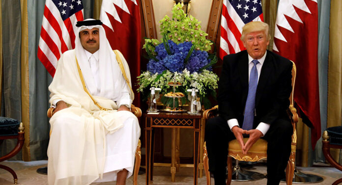 ترامب وأمير قطر يجتمعان على متن الطائرة الرئاسية قبل قمة ماليزيا