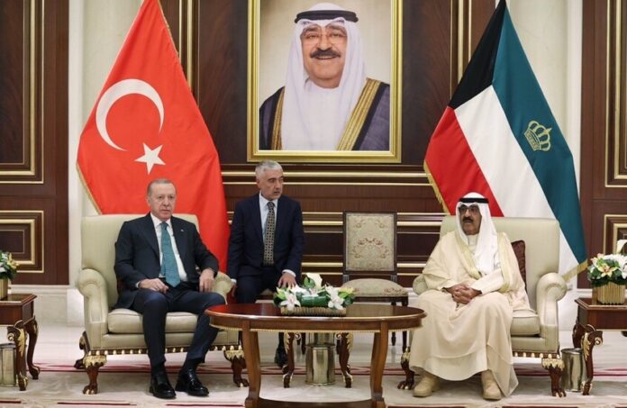 أردوغان يهدي أمير الكويت سيارة تركية الصنع