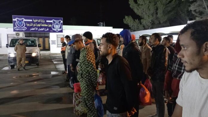 ترحيل عشرات المهاجرين من الجبل الأخضر ضمن جهود مكافحة الهجرة غير الشرعية