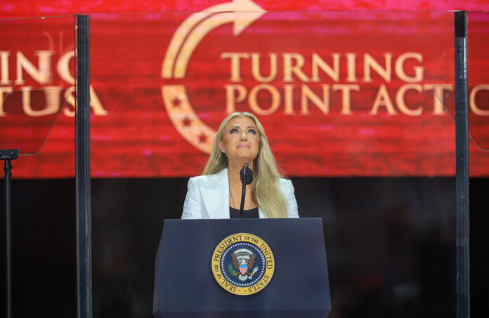 ترامب يمنح «كيرك» وسام الحرية.. الخارجية تُلغي تأشيرات المحتفلين باغتياله!