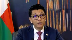 مدغشقر تغلي.. الرئيس يغادر العاصمة والجيش يرفض قمع الشعب