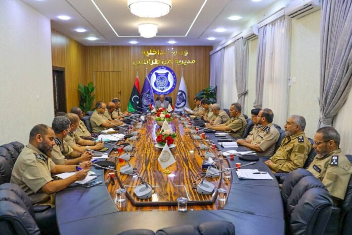 مدير أمن طرابلس يعقد اجتماعاً موسعاً لمتابعة أداء مراكز الشرطة