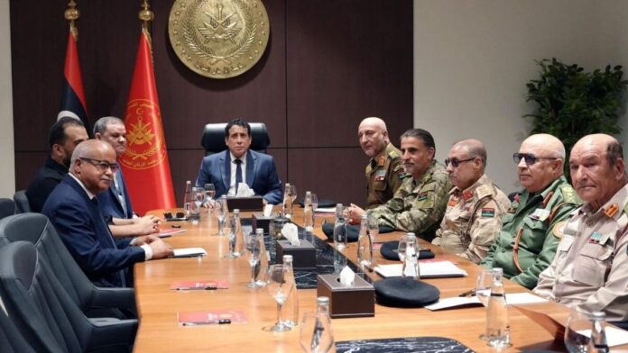 المنفي يبحث مع قيادات الجيش إعادة هيكلة المؤسسة العسكرية