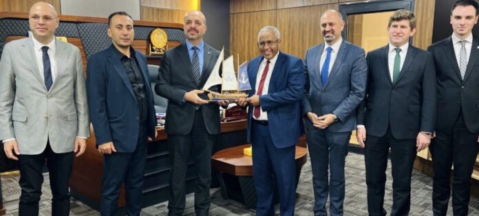 وزير البيئة يبحث مع وفدٍ تركي تعزيز التعاون البحري