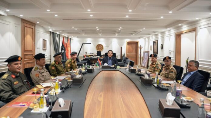 المنفي يعقد اجتماعاً عسكرياً في طرابلس لمناقشة إعادة هيكلة الجيش وتعزيز الأمن