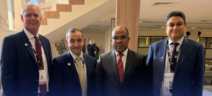 وزير النفط يجتمع مع شركات عالمية لتعزيز الاستثمار والتحول الرقمي