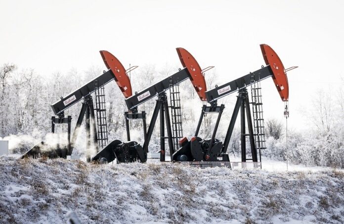 النفط يستعيد عافيته.. ارتفاع الأسعار مع تراجع مخاوف الفائض