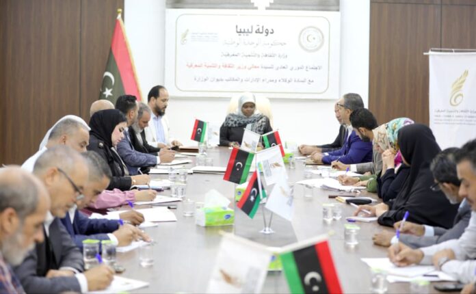 وزيرة الثقافة تناقش استراتيجية العمل مع مديري الإدارات في اجتماع دوري بديوان الوزارة