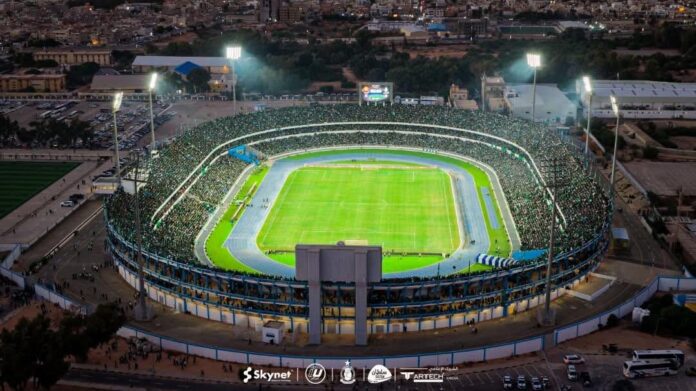 جماهير «الأهلي طرابلس» تشعل النار أمام مقر اتحاد الكرة احتجاجاً على قرارات الكأس