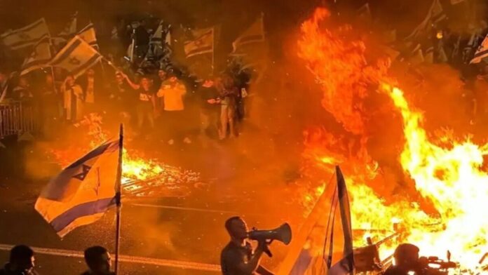 شوارع تل أبيب تشتعل.. غولان: الحكومة تشكّل التهديد الوجودي الأخطر