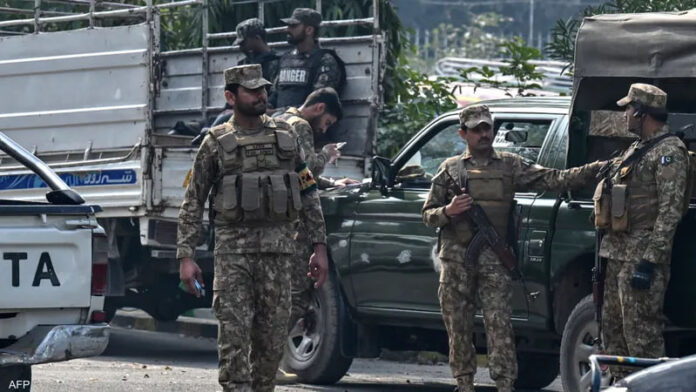 انتحاري يفتتح هجوماً على الجيش الباكستاني.. تحقيق بريطاني مثير حول أفغانستان!