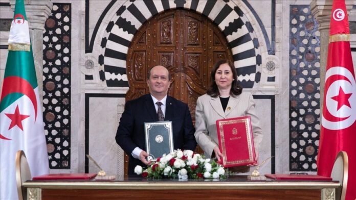 تونس والجزائر توقعان 25 اتفاقية لتعزيز التعاون الثنائي