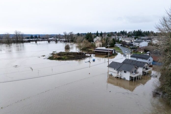 فيضانات «غير مسبوقة» تضرب واشنطن.. آلاف السكان يفرون من منازلهم