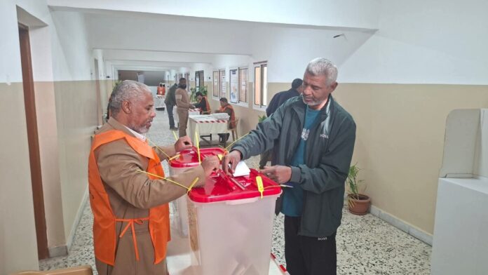 بالصور.. المواطنون يتوافدون لاختيار مرشحيهم للانتخابات البلدية