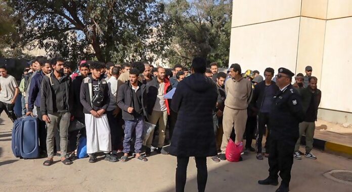 ليبيا ترحّل مجموعة من المهاجرين المصريين