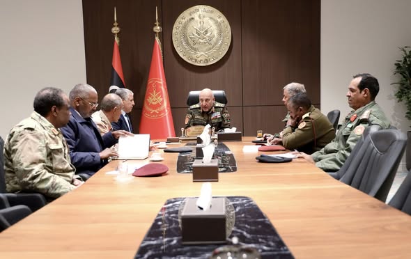 الحداد يبحث مع ضباط سبها آليات تطوير العمل العسكري في الجنوب