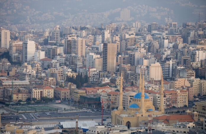 فلسطينيون يحتجون أمام الأونروا في لبنان.. وباريس تحتضن محادثات لنزع السلاح