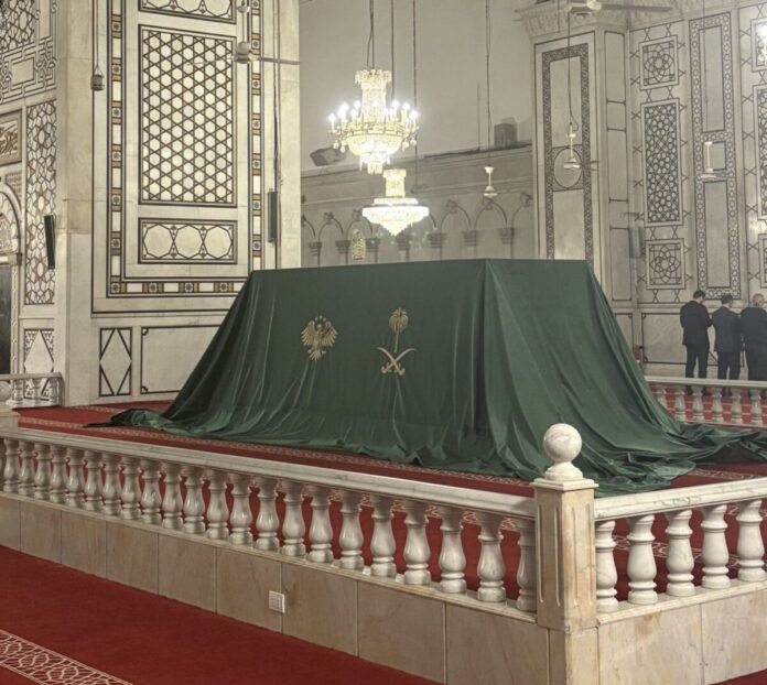 قبل ذكرى التحرير.. «صندوق السعودية» بالجامع الأموي يثير فضول السوريين!