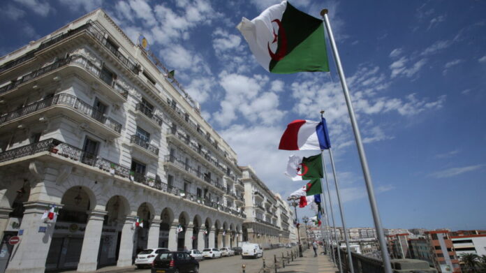 الجزائر تستأنف معالجة مواقع «التجارب النووية» الفرنسية