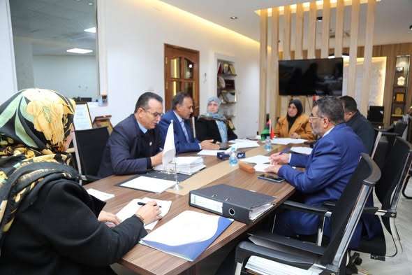 اجتماع موسع للجنة شؤون المعلمين لتنظيم أوضاع المنقطعين