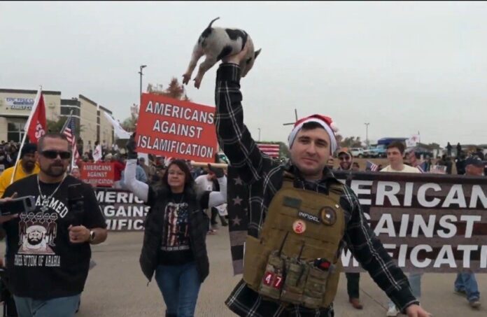 احتجاج مناهض للإسلام.. أمريكي يضع نسخة من القرآن بـ«فم خنزير»!