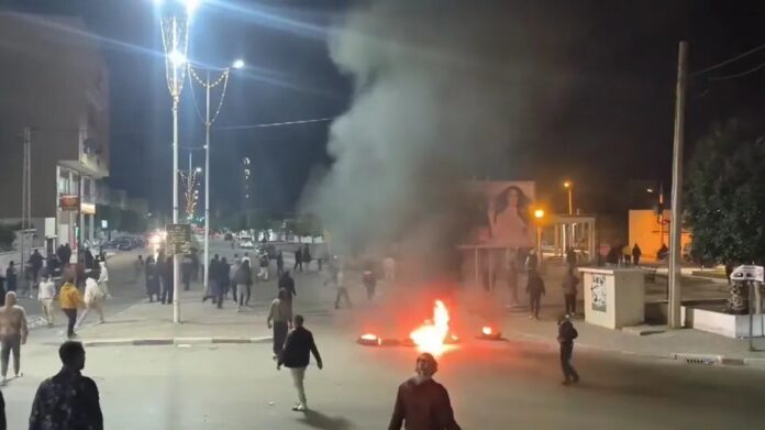 تونس.. وفاة شاب في القيروان تشعل مواجهات بين سكان والشرطة