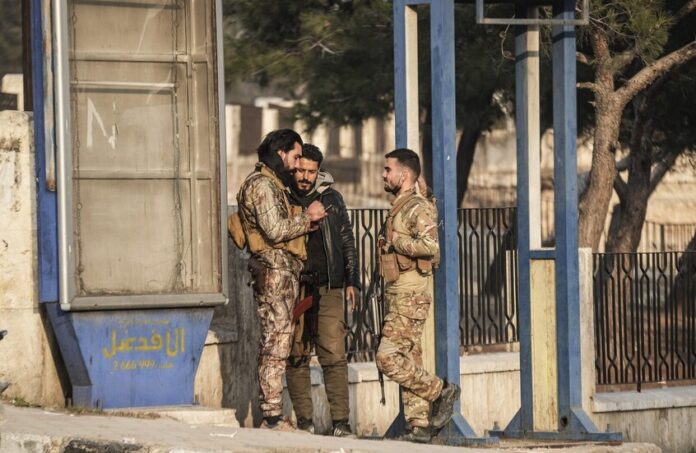 سوريا.. دبابة حكومية تدهس مراسل «تلفزيون سوريا» خلال بث مباشر (فيديو)