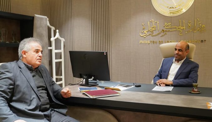 وزير «الحكم المحلي» يلتقي عميد الخمس لتسريع تنفيذ المشاريع الخدمية