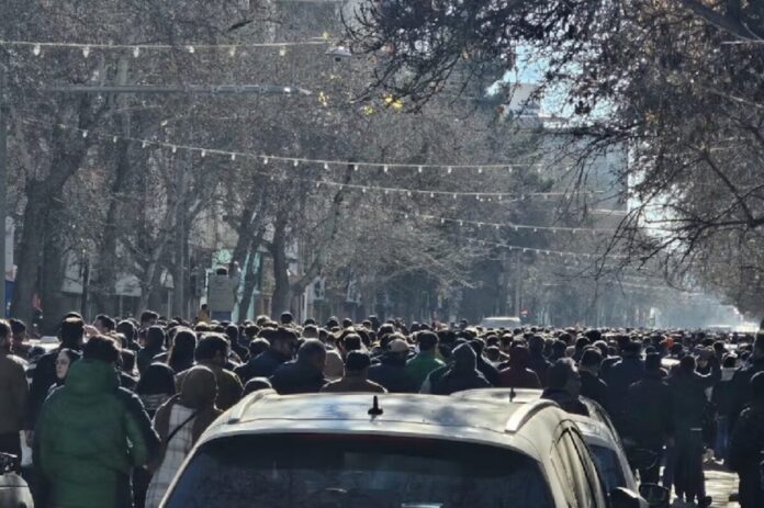 الرئيس الإيراني يوجه باتخاذ إجراءات للحوار مع المحتجين