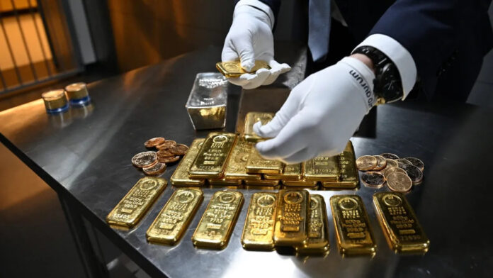 الذهب يتراجع وسط صعود الدولار مع تصاعد التهديدات الجمركية الأميركية