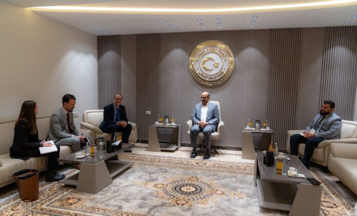 الجويفي يناقش مع السفير البريطاني توسيع الشراكة في التنمية المحلية