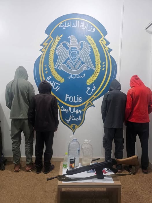 إنقاذ مختطفة وضبط سلاح وخمور في مداهمة أمنية بالكفرة