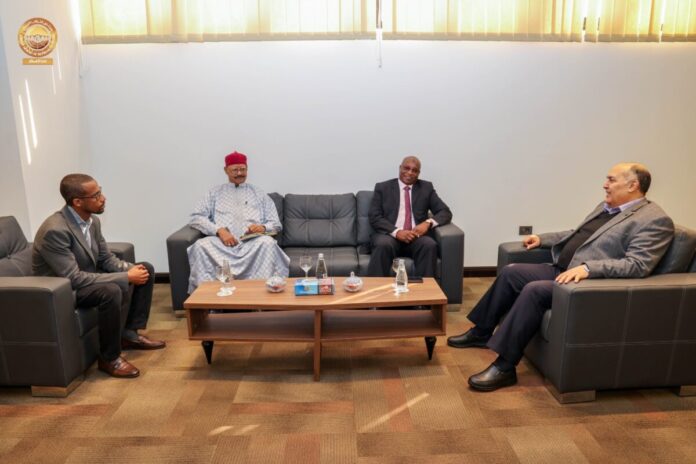 مجلس النواب يكرّم السفير التشادي بـ«درع تذكاري»