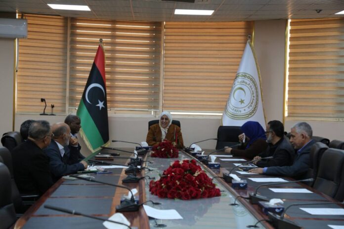 التربية تناقش تحديات التعليم في عين زارة