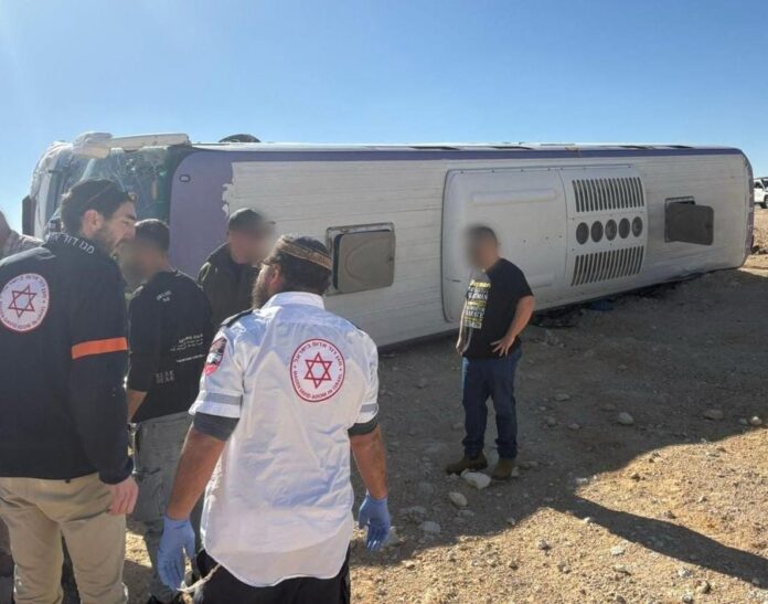 إصابة عشرات الجنود الإسرائيليين بانقلاب حافلتين في النقب