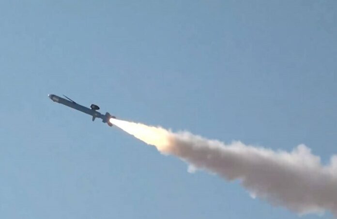 وزارة الدفاع الإماراتية: صاروخ إيراني يقتل شخصاً ويضع الدولة في حالة تأهب