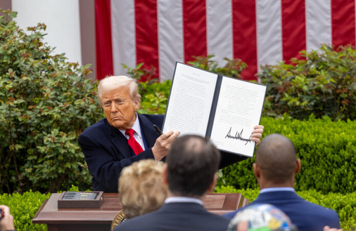 ترامب يرفع الرسوم الجمركية العالمية إلى 15% بعد حكم المحكمة العليا