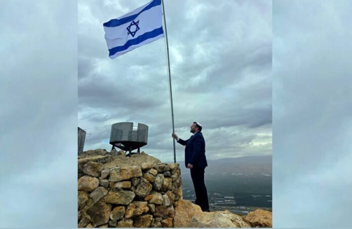 وزير إسرائيلي يرفع العلم على قمة في غور الأردن ويعلن: نستعيد أرضنا