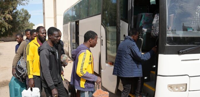 ترحيل مهاجرين «غير نظاميين» من النيجر عبر مطار معيتيقة