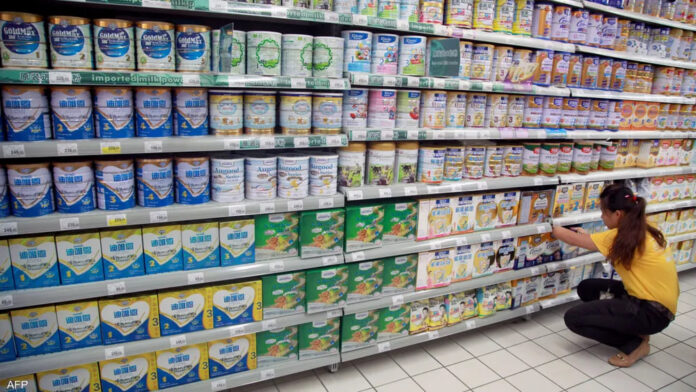 حياة الرضع في خطر.. أزمة «حليب الأطفال» الملوث تهزّ العالم