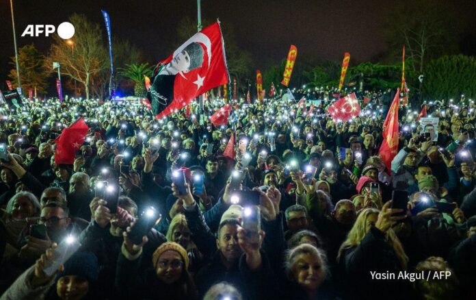 إسطنبول تشهد تظاهرات ضخمة دعماً لعمدة المدينة
